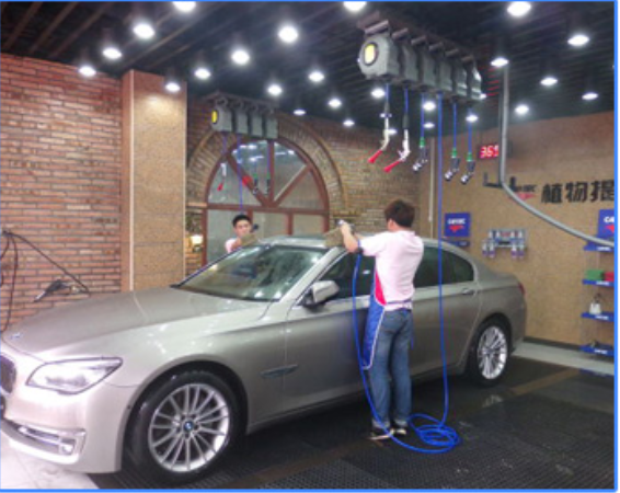 商场跨年放飞气球触碰电线瞬间停电医院和剧院活动受影响供电部分初判：气球环绕电线引发短路